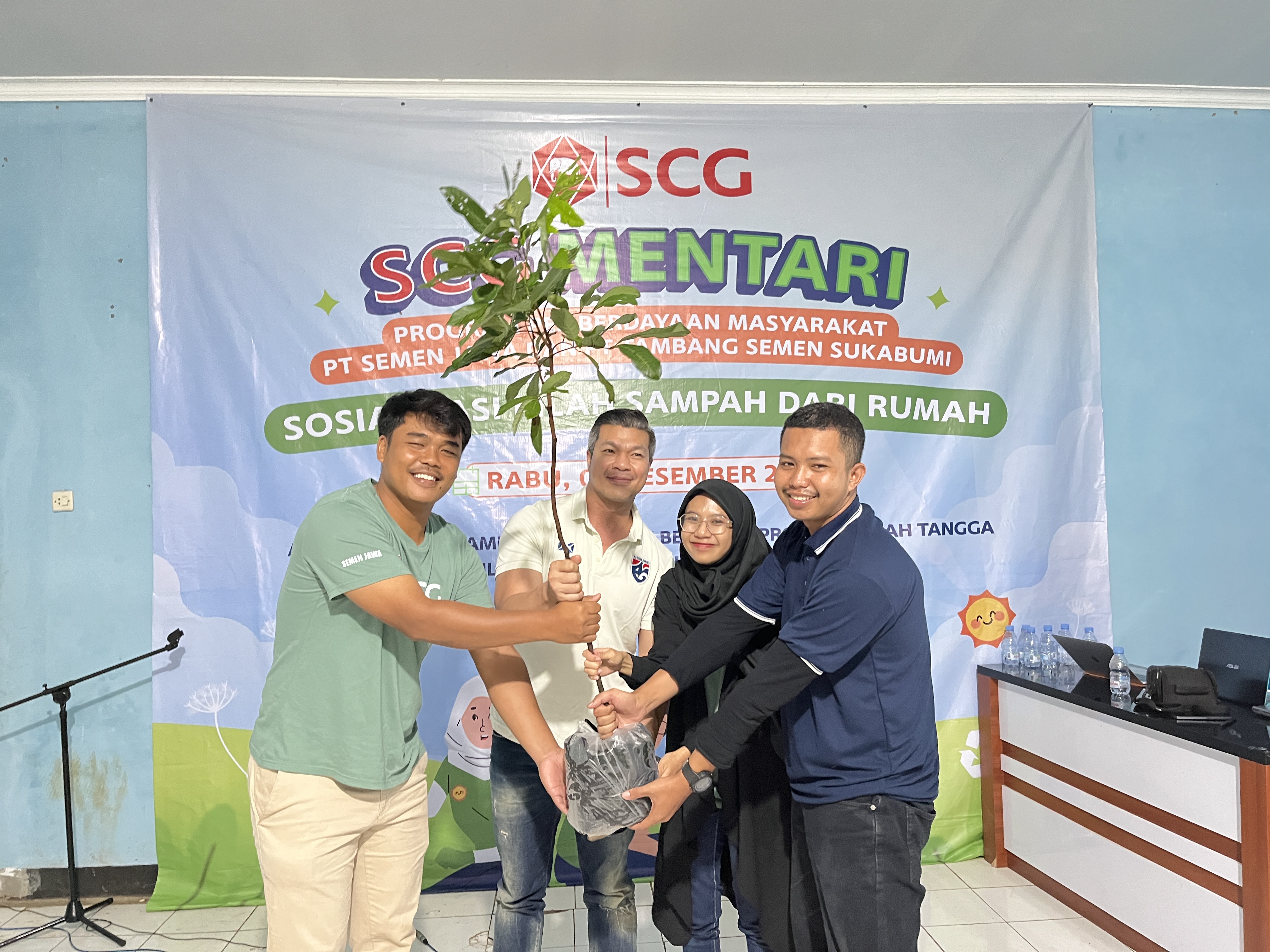 csrjabar - foto-1-sesi-penyerahan-bibit-pohon-dari-scg-untuk-masyarakat